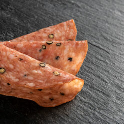 Pfeffersalami geschnitten