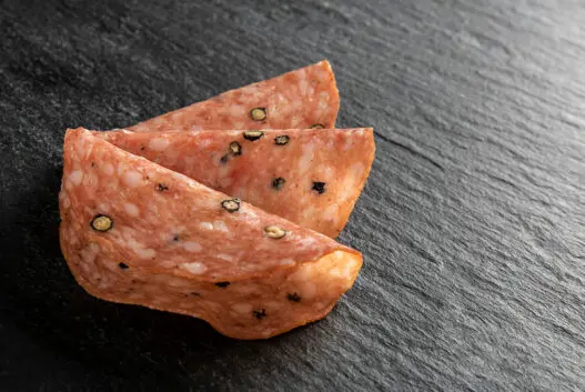 Pfeffersalami geschnitten