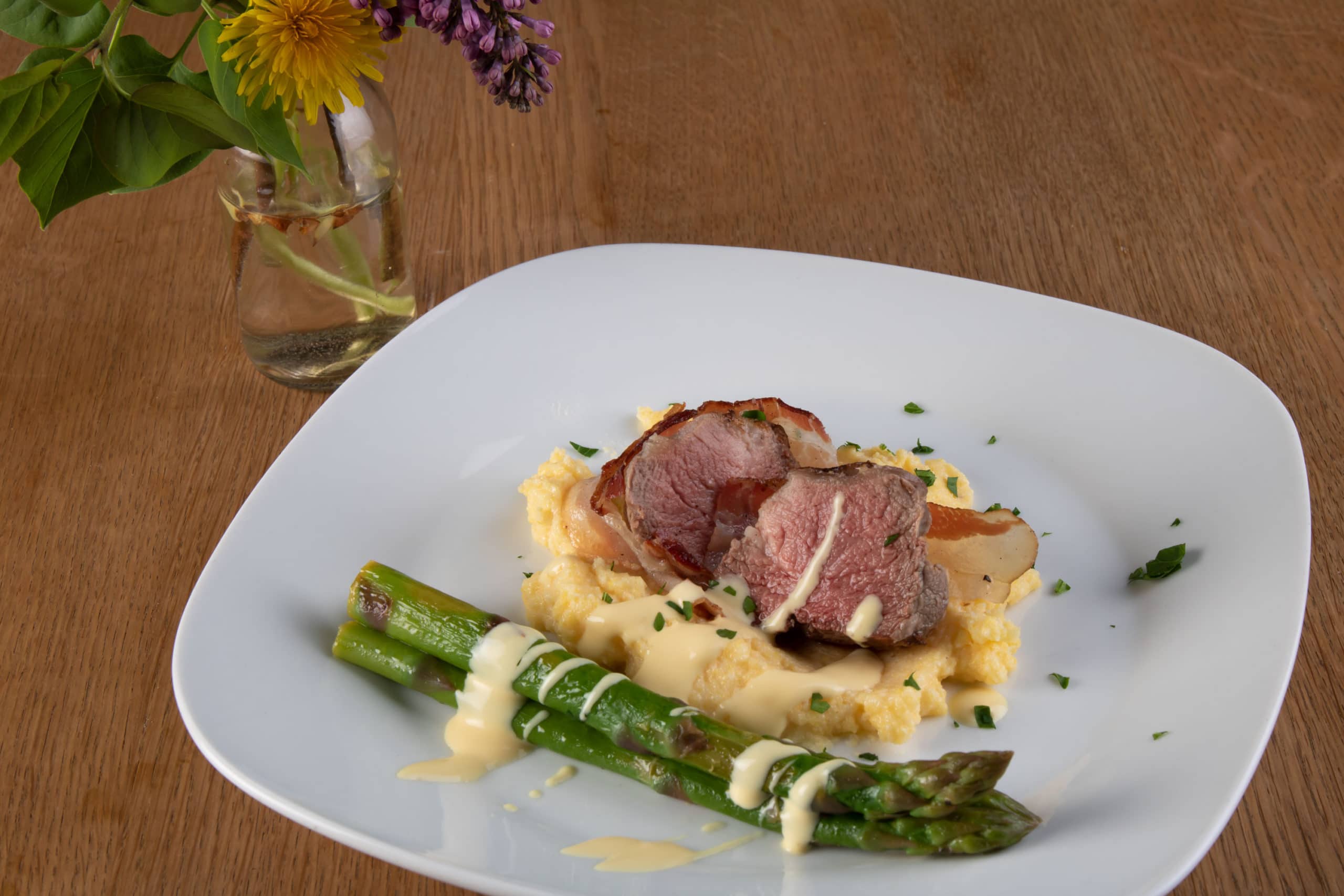 Schweinefilet mit Spargel und Polenta - Vulcano Schinkenmanufaktur