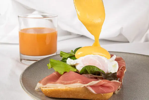 Egg Benedict mit Sauce Hollandaise
