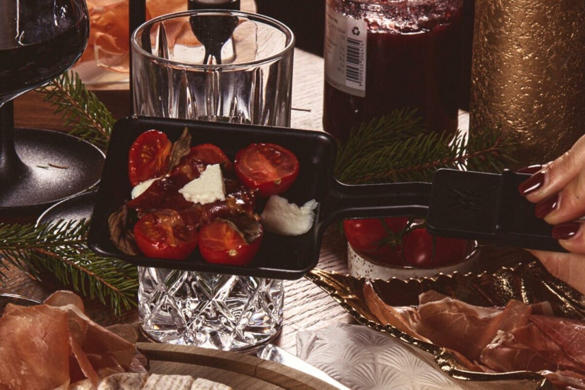 Raclette mit Tomate, Schafskäse und Speck
