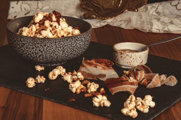 Karamellisiertes Popcorn mit Honig und Speck