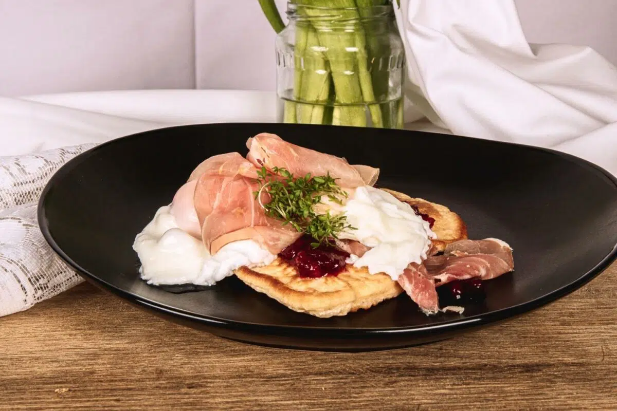 Pancakes pikant mit Rohschinken und pochiertem Ei