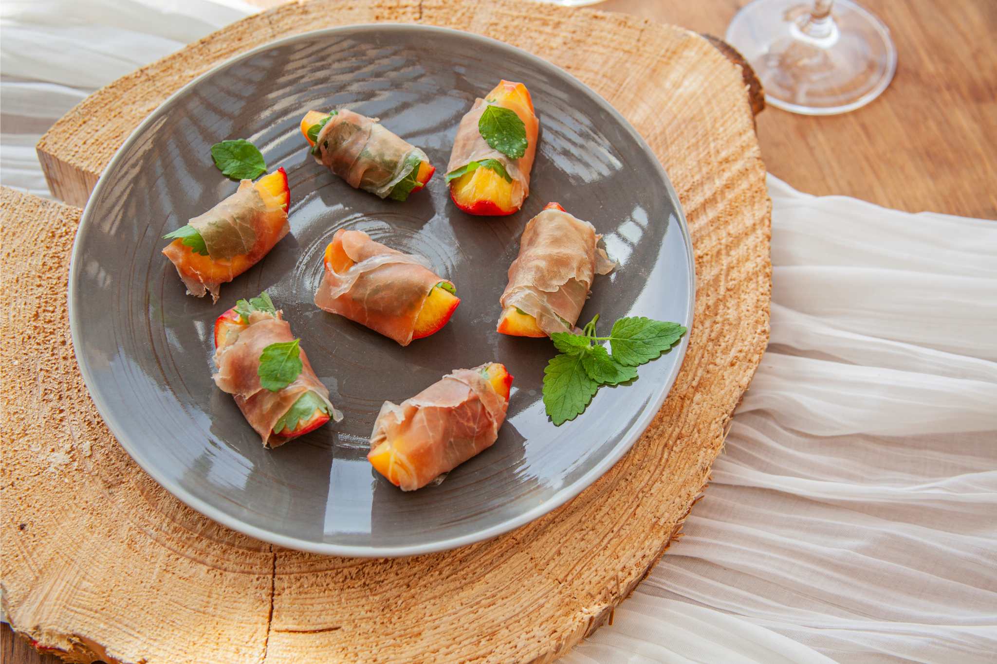 Grillrezept | Gegrillte Pfirsiche in Prosciutto - Vulcano ...