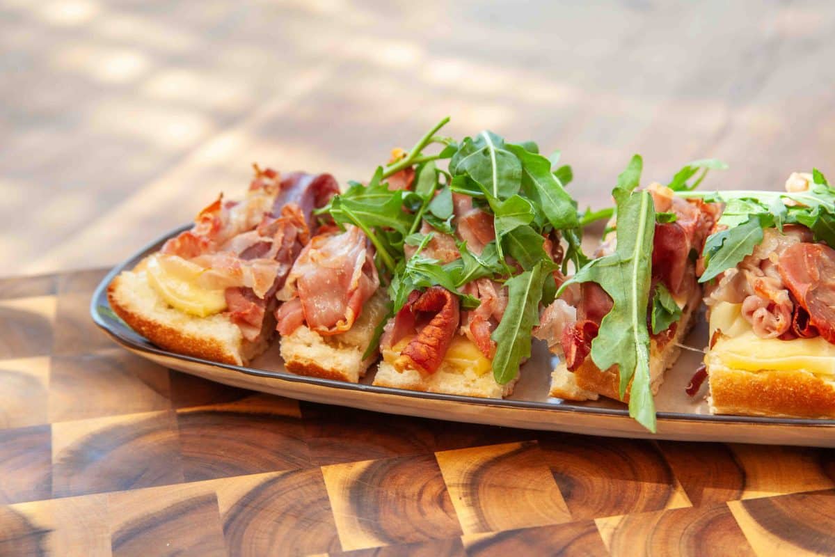 Knoblauchbrot überbacken mit prosciutto
