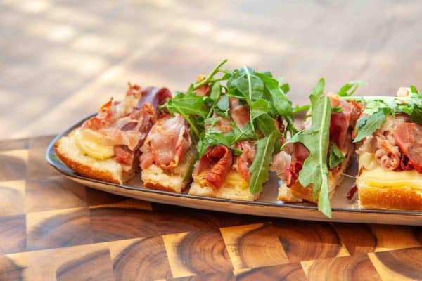 Knoblauchbrot überbacken mit prosciutto